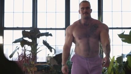 Bodybuilders Davin Strong and Nick Cranston fucking bareback