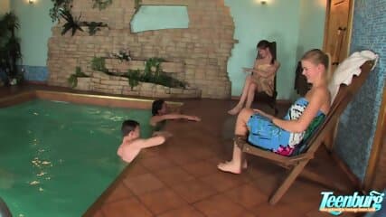 Deux jumeaux et leur frère s'éclatent dans la piscine avec deux filles