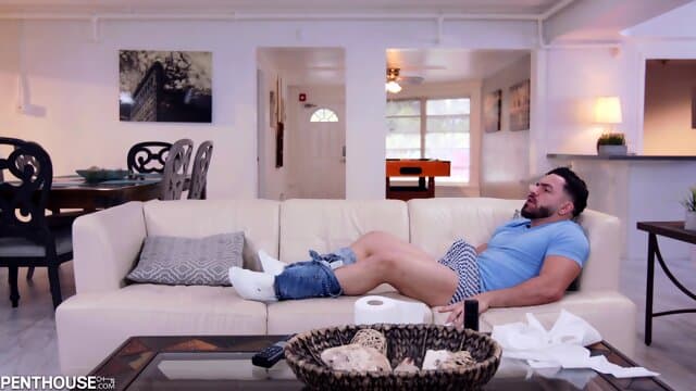 Su Madrastra Ayuda A Su Hijo A Terminar...algo Importante